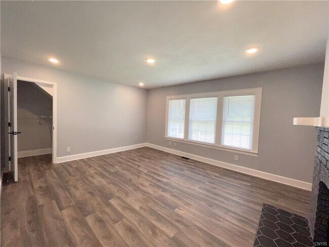 Building Photo - 1222 Hawley Ave