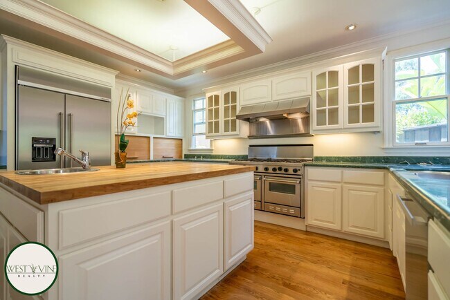 Building Photo - Spectacular Hill Top Home W/ Expansive Vie...