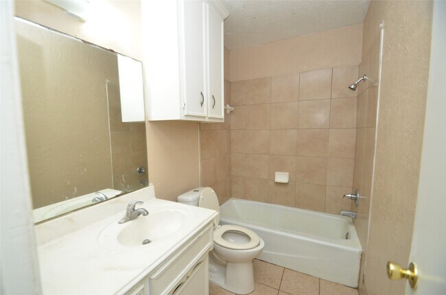 Building Photo - 439 Breeze Park Dr