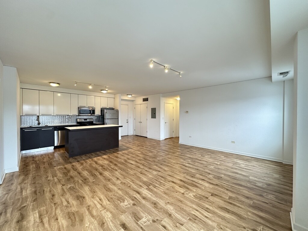 Building Photo - 1544 W Glenlake Ave