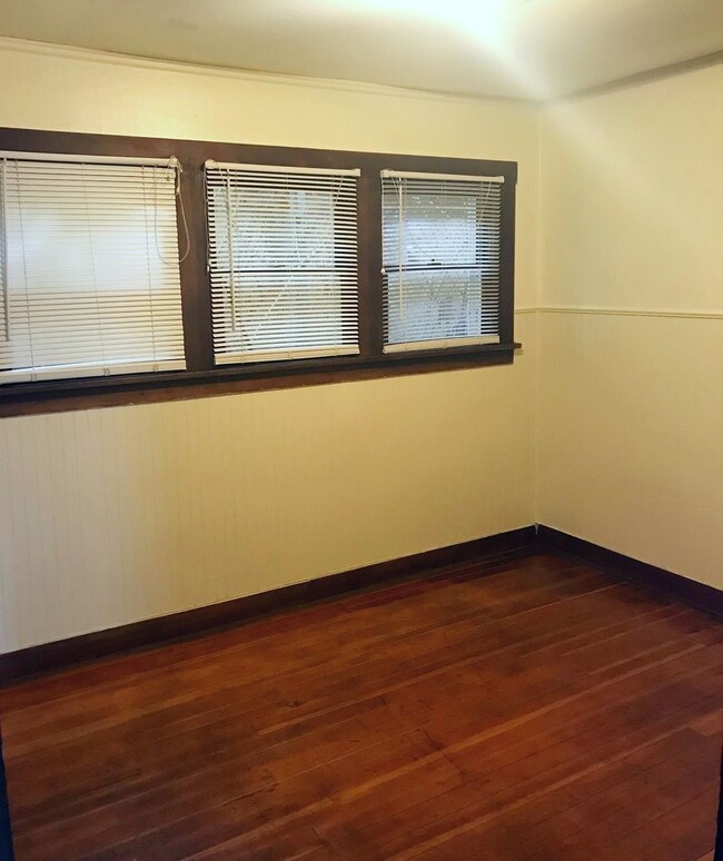 Building Photo - Cute downtown 1 bedroom house with fenced ...