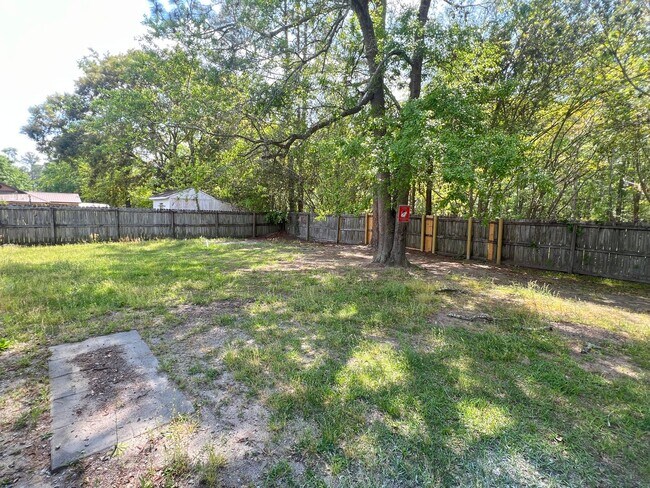 Building Photo - AVAILABLE LATE NOVEMBER (Small Pets Only)