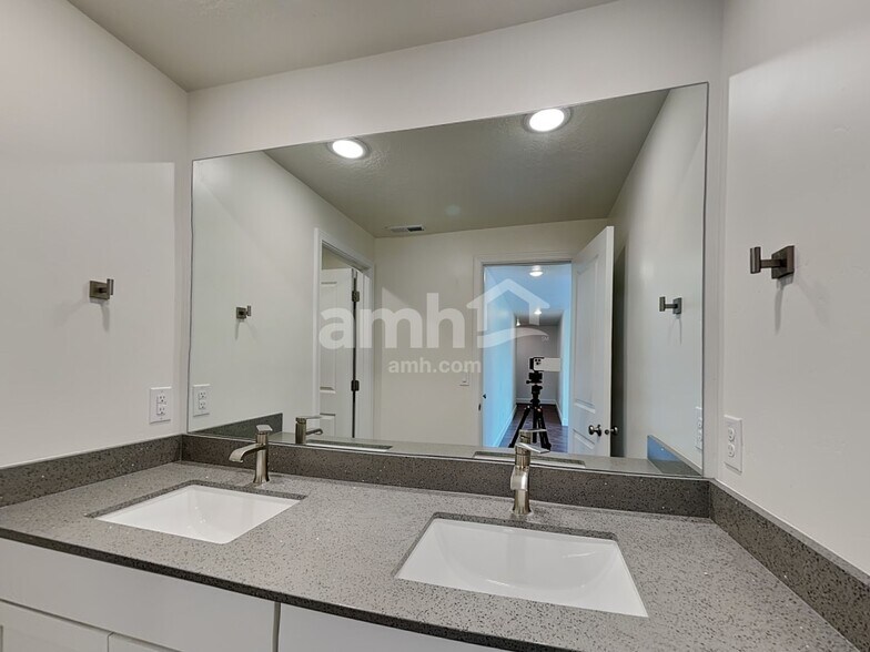 Building Photo - 2135 E Silverado Ln
