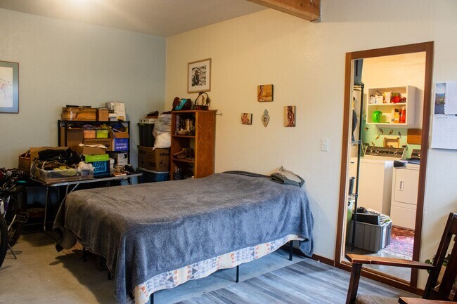 Building Photo - Three Bed Two Bath Home