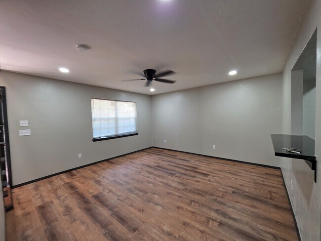 Building Photo - 641 Redstone Ave