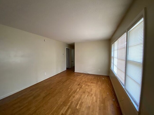 Building Photo - RENT SPECIAL! Large Brick home on UNCW bik...