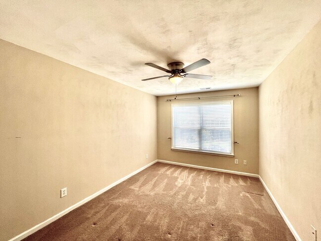 Building Photo - Beautiful large Castleton home