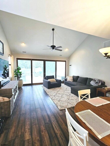 Building Photo - 498 Country Club Dr