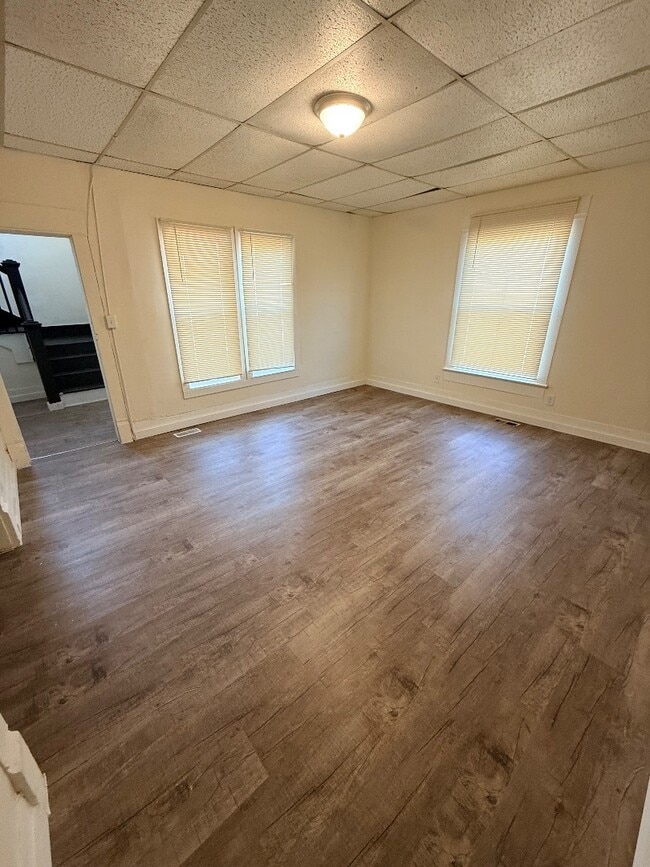 Building Photo - 818 W 4th St