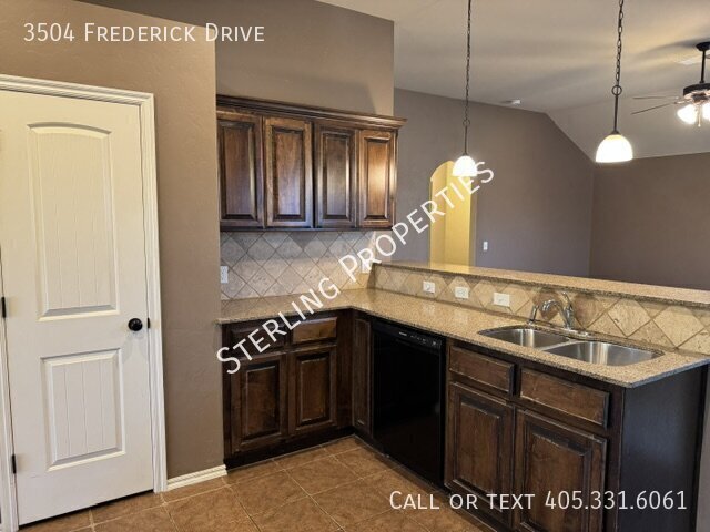 Building Photo - 3504 Frederick Dr