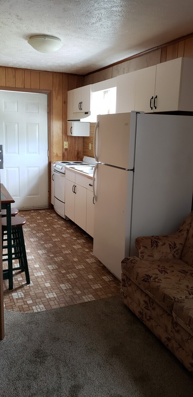 Building Photo - 385 Dille St