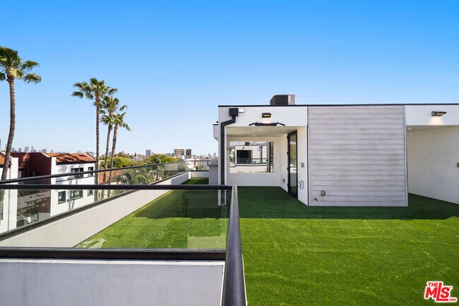 Building Photo - 733 N Gramercy Pl