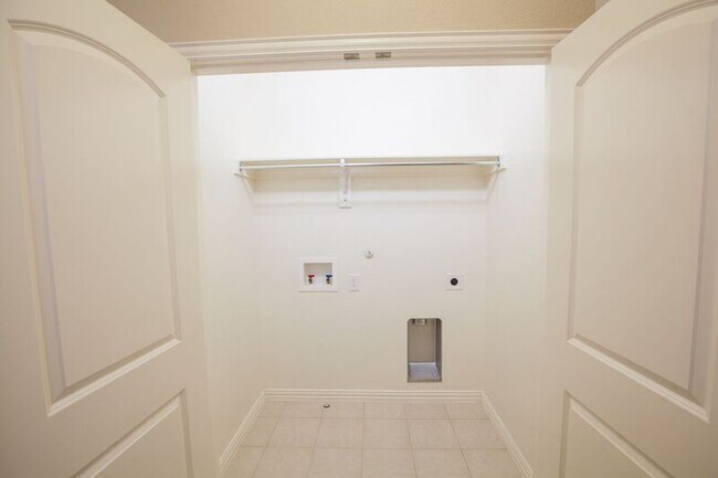 Building Photo - 528 S Greenville Ave