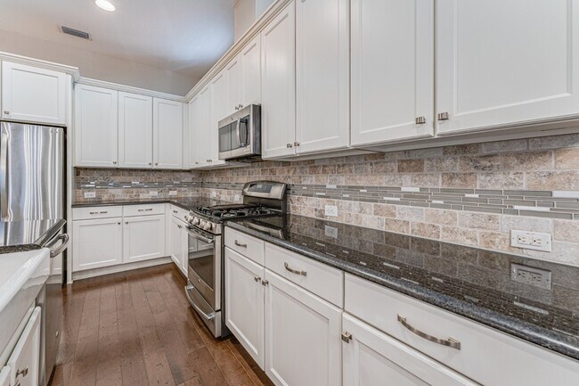 Building Photo - Stunning David weekly designed 3 BR+ OFFICE/ 2.5 BA / 2 Car executive townhouse in Hyde Park / So...