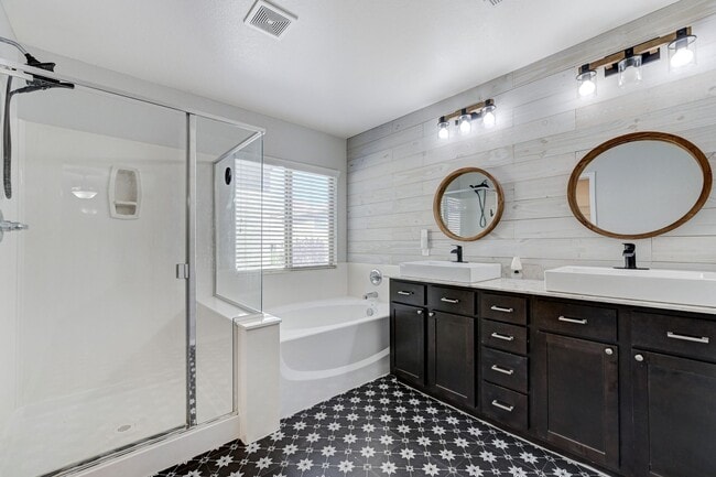 Building Photo - House For Rent! 4 beds, 3 baths Community ...