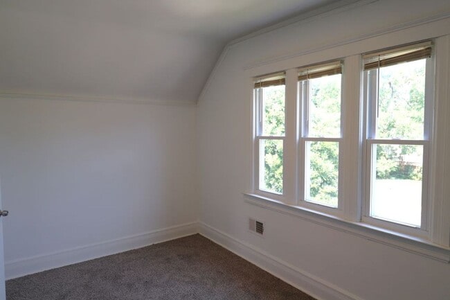 Building Photo - $1,300 - Newly 3 Bedroom 2 Bath