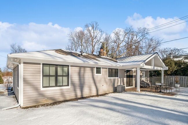 Building Photo - 525 W Deerpath Rd