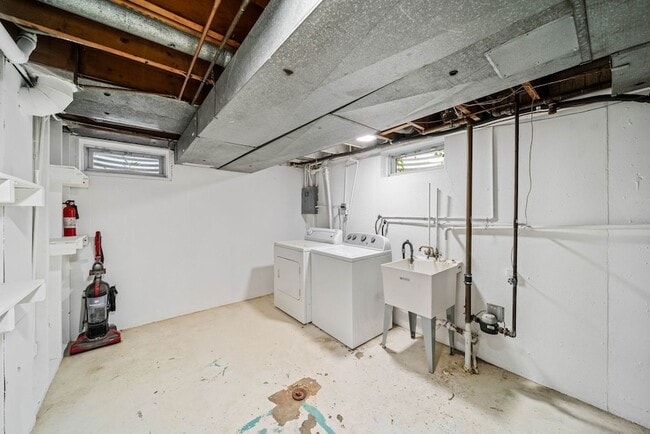 Building Photo - 27 E Thorndale Ave