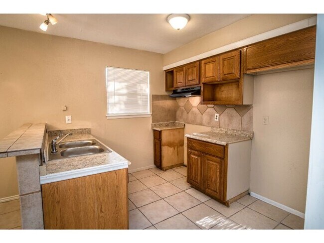 Building Photo - Nice and Convenient Home