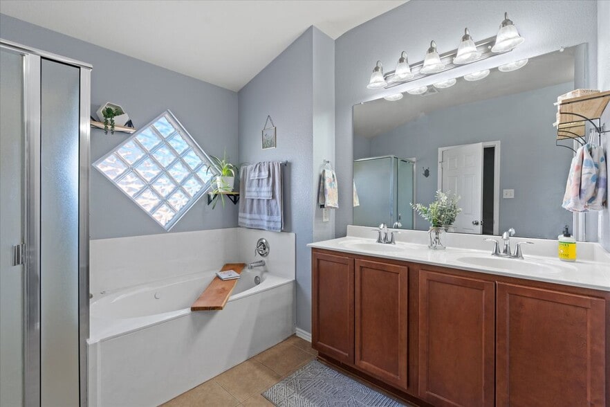 Building Photo - 2108 Scott Dr