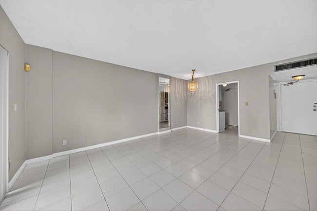 Building Photo - 1831 NE 38th St