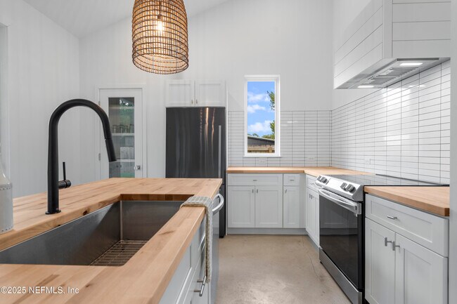 Building Photo - 581 Hazel St