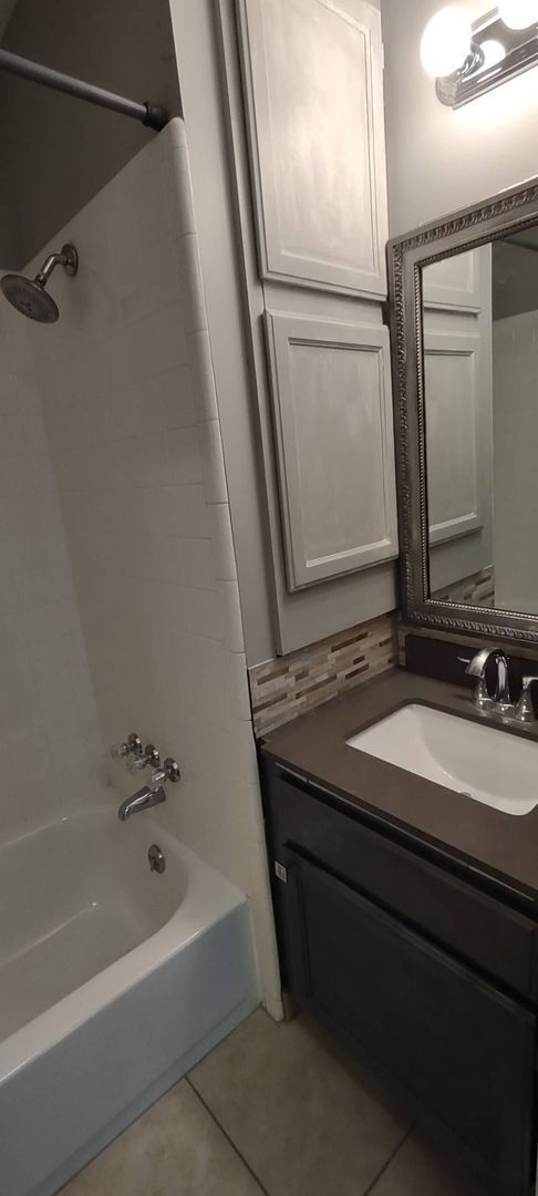 Building Photo - Great Location - Leafy Sandy Condo