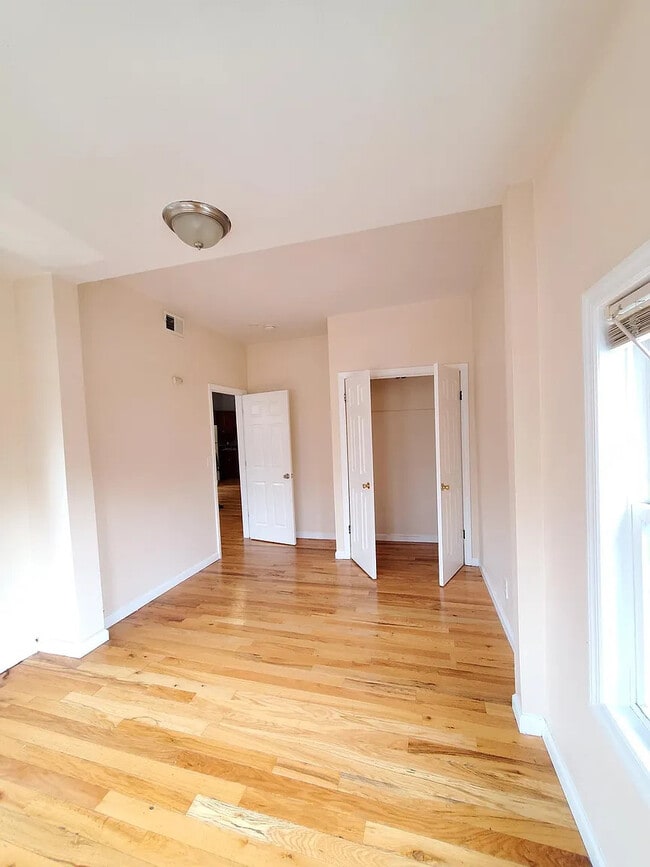 Building Photo - 855 S 15th St
