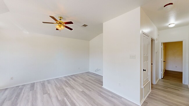 Building Photo - PRICE IMPROVEMENT IN WHITE ROCK $1,995!!!!