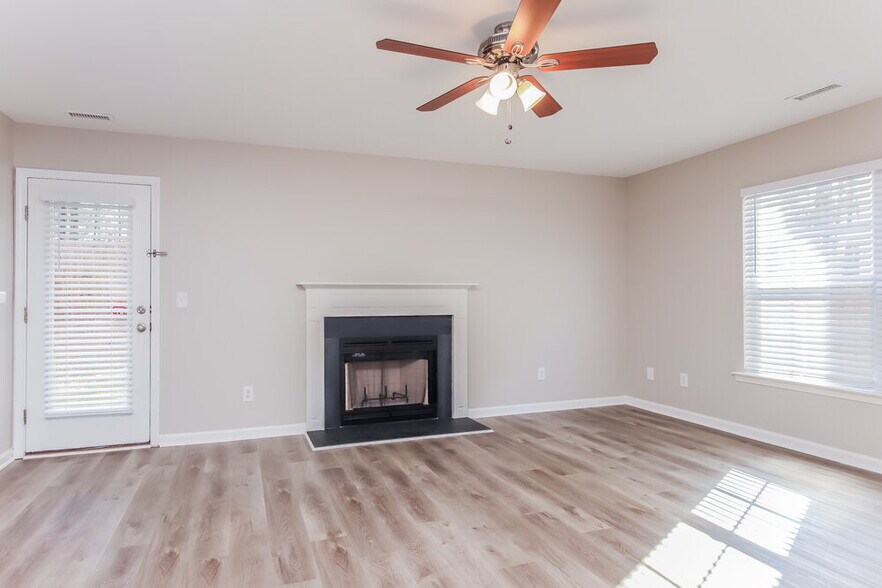 Building Photo - 1549 Pebble Ridge Dr