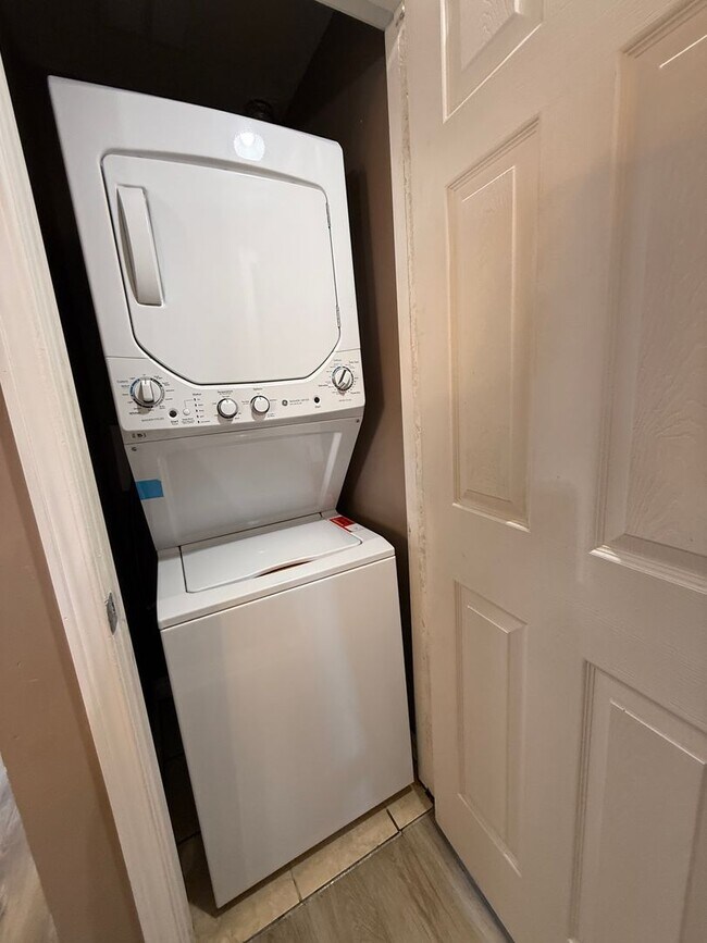Building Photo - Updated 2-Bedroom Condo West Richland