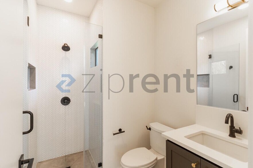 Building Photo - 2916 E 13th St