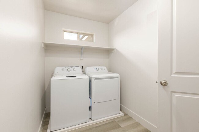 Building Photo - 3 bed | 2.5 bath | 2-car Townhome with Was...