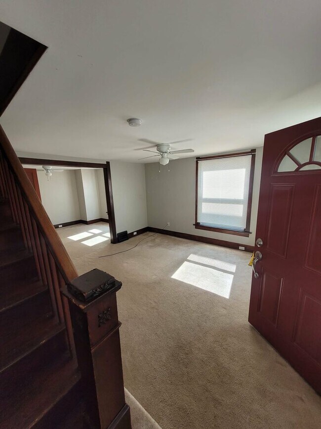 Building Photo - 3 Bedroom 1 Bath