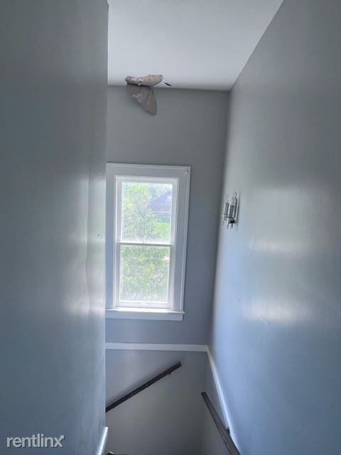 Building Photo - 2 br, 1 bath Duplex - 5204 Beaconsfield St...