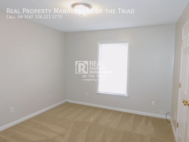 Building Photo - *Move In Special* Ground Level 2 BR/ 2 BA ...