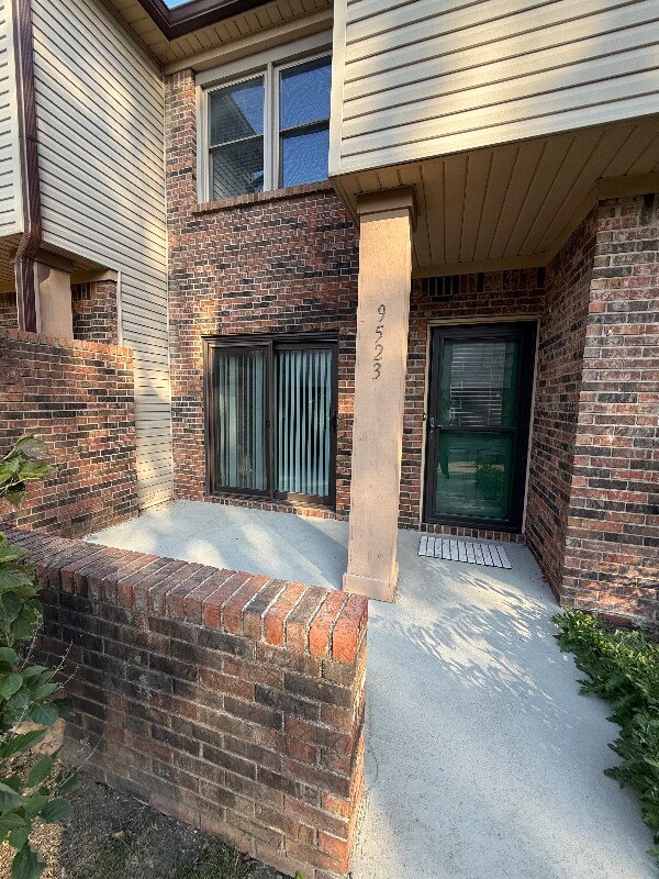 Building Photo - 9523 Maple Way