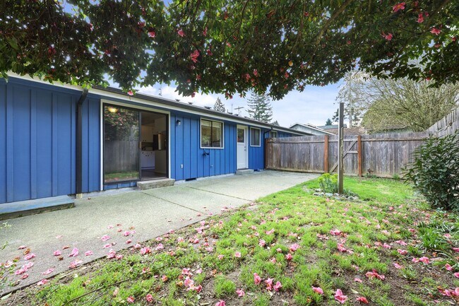 Building Photo - Move in ready NOW! Desirable west side location! 2 bed/ 1.75 bath. Olympia school district.