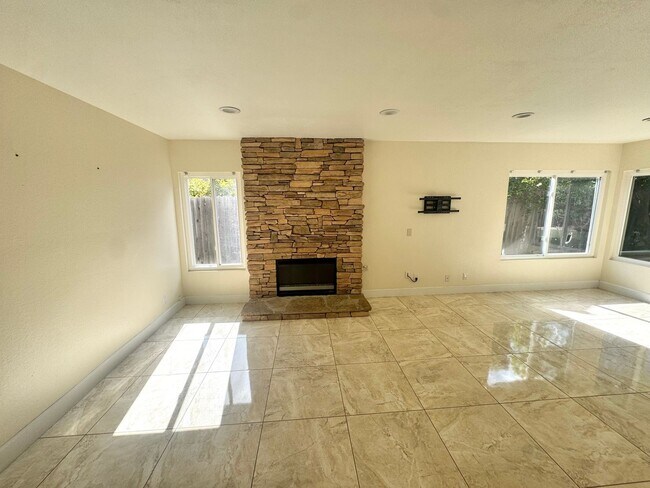 Building Photo - Rare opportunity spacious remodeled Camarillo Home on cul-de-sac with Electricity included!