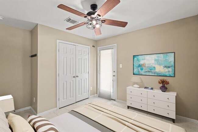 Building Photo - 2124 Gillette St