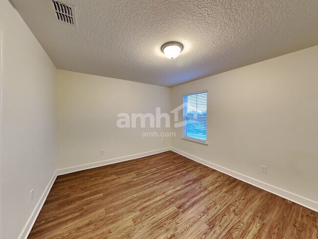 Building Photo - 221 Crestrun Loop