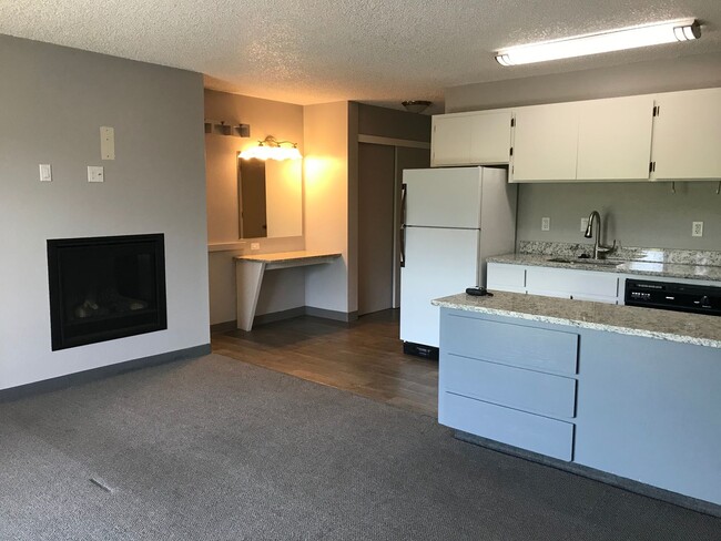 Building Photo - Large Studio Condo on Deschutes w/river trail access, minutes to downtown, heated pool, and cover...