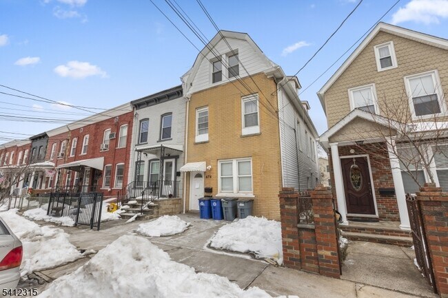 Building Photo - 676 Chestnut St