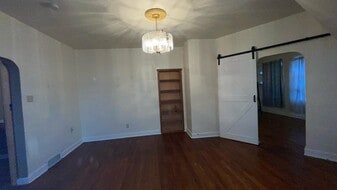Building Photo - 409 N 5th St