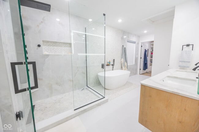 Building Photo - 7980 Royal Ave