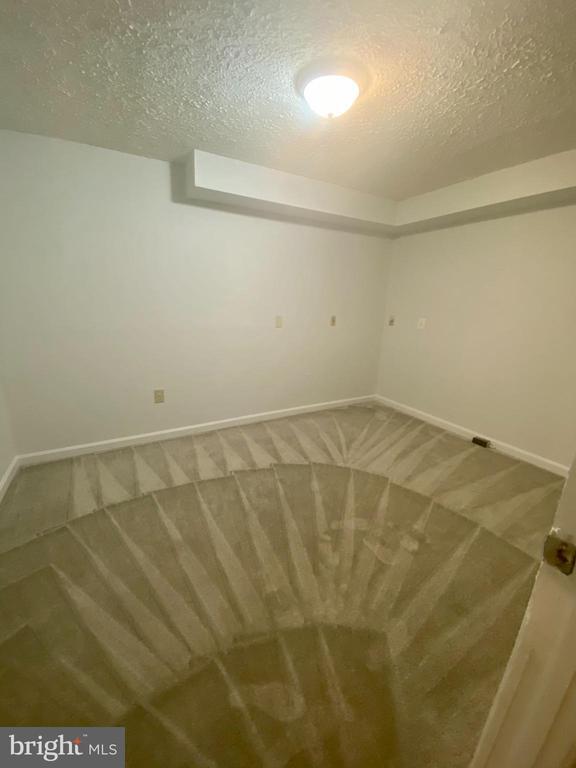 Building Photo - 15 Oak Rd