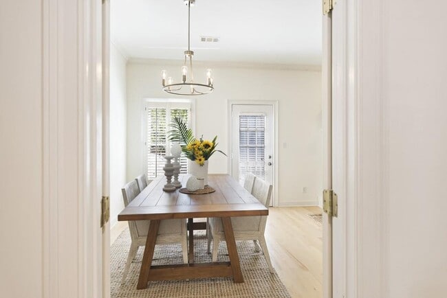 Building Photo - 305 Ansley Villa Dr NE