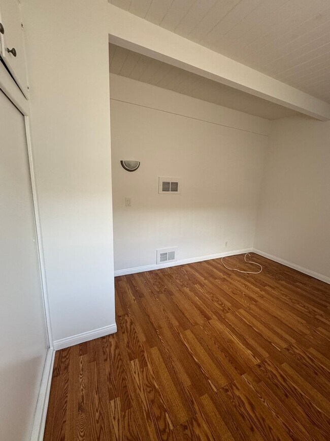 Building Photo - Comfortable 1-Bedroom in Gardena with Park...