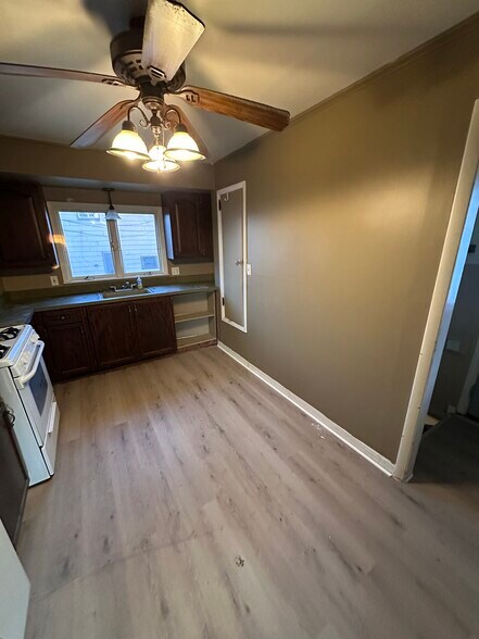 Building Photo - 325 N Cavender St