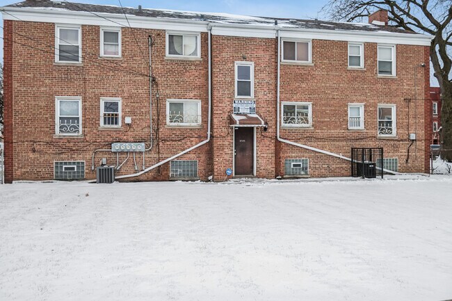 Building Photo - 8949 S Blackstone Ave